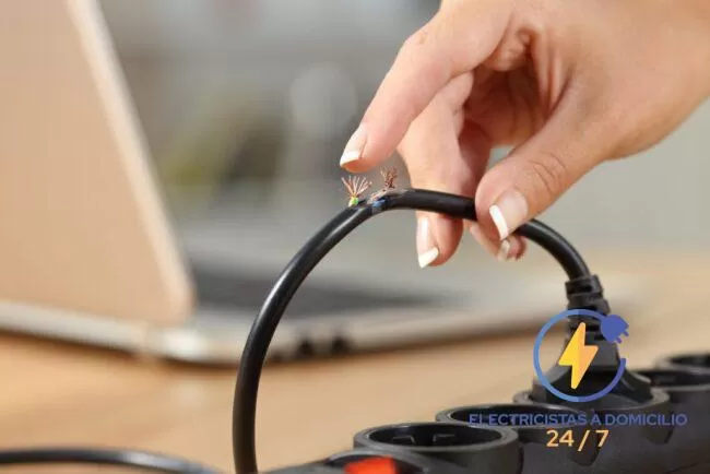 Instalación eléctrica con errores de cableado dentro de una caja