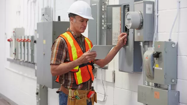 Plan de mantenimiento eléctrico con prioridades y calendario
