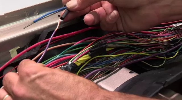 Cable eléctrico desgastado por fricción y envejecimiento