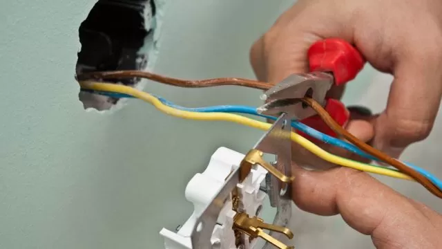 Conductores eléctricos expuestos fuera de una canalización