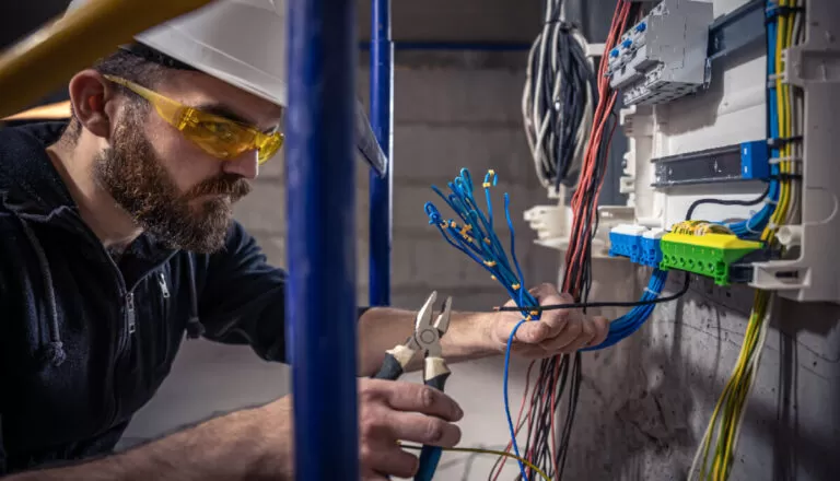 Sistema eléctrico inteligente controlando iluminación residencial