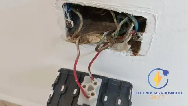Tablero eléctrico antiguo preparado para una actualización