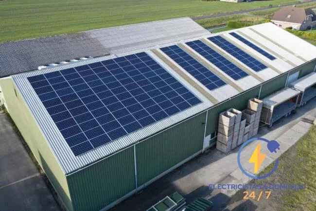 Paneles solares instalados en una vivienda con protecciones eléctricas