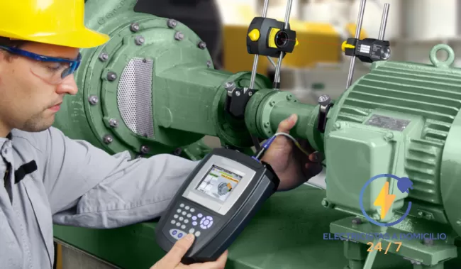 Prácticas de mantenimiento eléctrico eficiente Técnico documentando una práctica de mantenimiento eléctrico eficiente